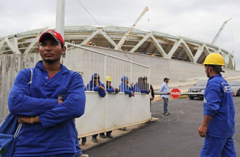 Trabalhadores cruzam os braços na Arena Amazônia na segunda.