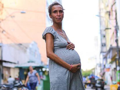 Iriana, grávida de 9 meses, posa para foto no centro de Recife