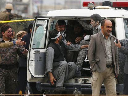 Membros das forças de segurança afegãs no local do atentado.