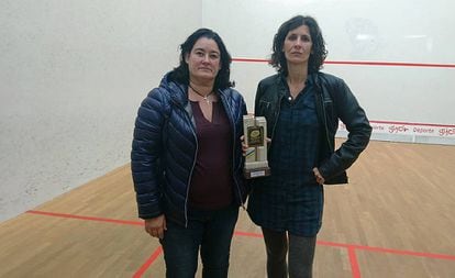Maribel Toyos e Elisabet Sadó, com o troféu dado a esta última