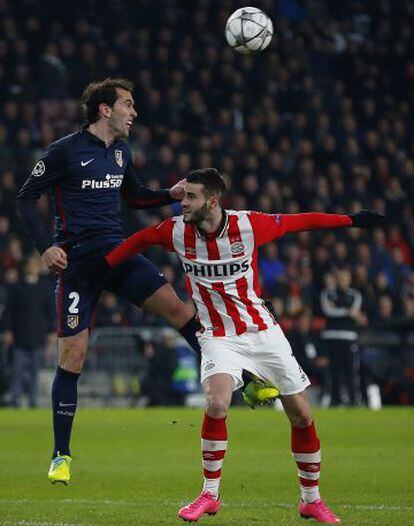 Godín, contra o PSV.