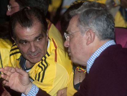 O candidato Zuluaga com o ex-presidente Álvaro Uribe, durante a partida da Colômbia na Copa.