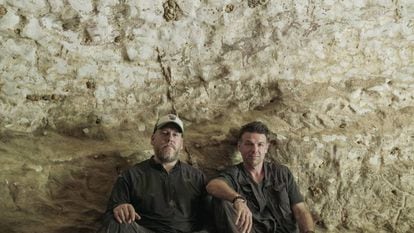 Os arqueólogos Maxime Aubert e Adam Brumm.