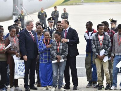 O ministro do Interior italiano (centro) e o ministro das Relações Exteriores luxemburguês com o grupo de refugiados eritreus, na sexta-feira em Roma.