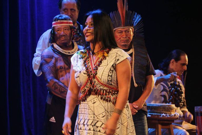 A cantora Djuena Tikuna durante a abertura do Sonora Brasil.