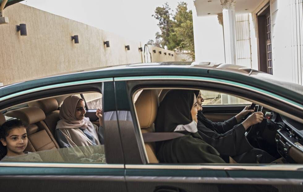 Razaz Reda, com sua mãe, Wafaa (ao volante), e suas filhas Zahar, de 7 anos, e Razan, de 18.