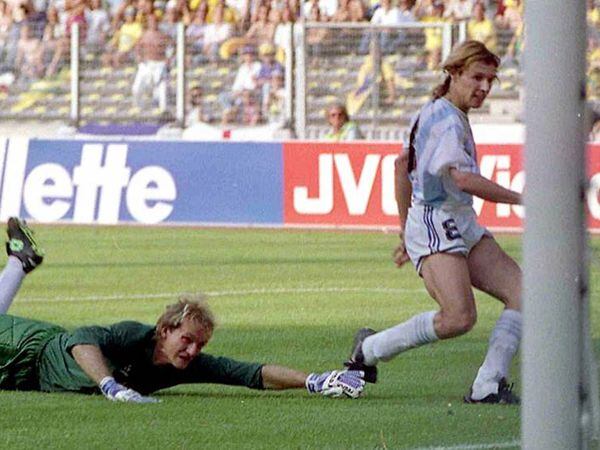 Caniggia marca contra o Brasil na Copa de 1990.