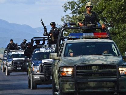 Um comboio de policiais federais e militares em Iguala.