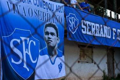 Faixa no estádio Atílio Marotti homenageia Garrincha, que começou no Serrano.