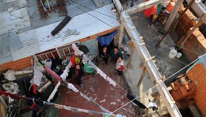 Três moradores de vila Fraga, favela próxima ao cemitério La Chacarita, em Buenos Aires.