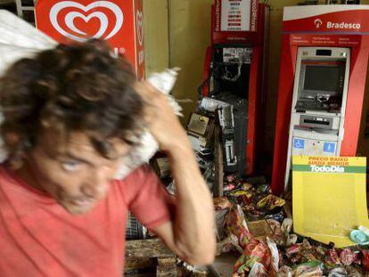 Homem saqueia supermercado em Salvador, durante greve de PMS.