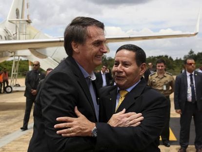 Bolsonaro chega a Brasília e saúda o vice Mourão.