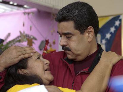 Maduro e uma simpatizante em Cuman&aacute; (Venezuela).