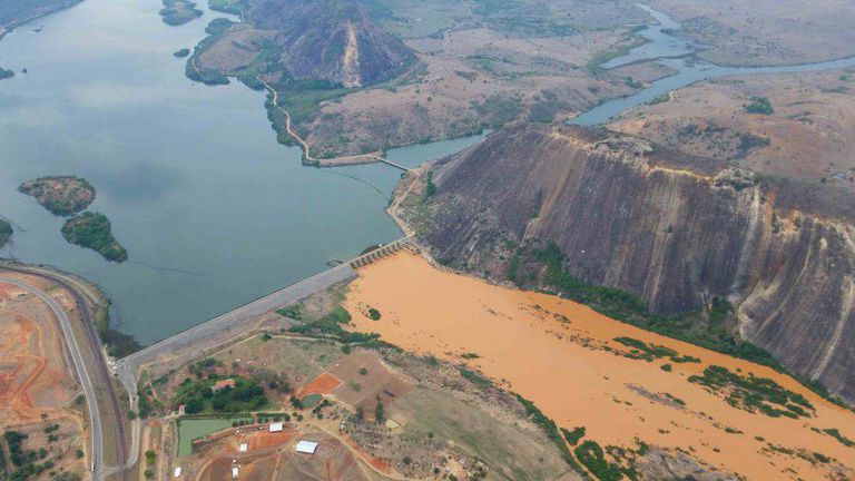 As águas contaminadas pela lama no Baixo Gundu.