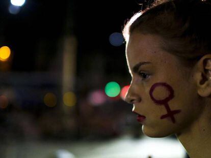Mulher participa de ato contra violação de garota carioca no Rio.
