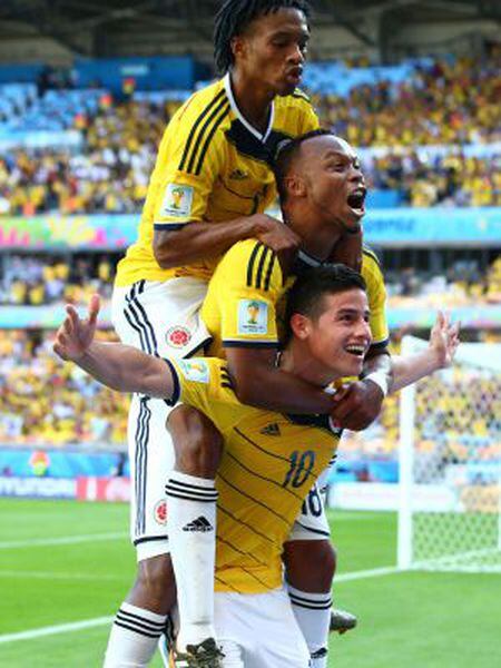 James Rodríguez, Zuñiga e Cuadrado comemoram.