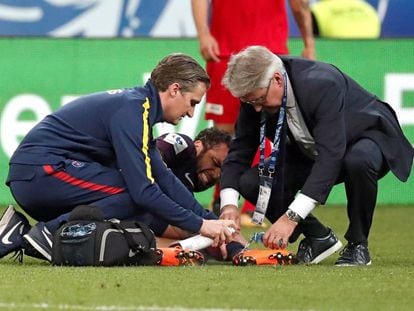 Daniel Alves após ter se lesionado durante a final da Copa da França.
