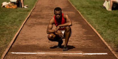 Stephan James interpreta o atleta Jesse Owens em 'Raça', filme de 2016.