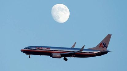 Um avião da American Airlines após decolar do aeroporto La Guardia, Nova York.