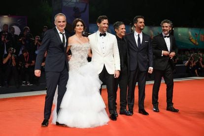 Desde la izquierda, el director Olivier Assayas y los actores Penélope Cruz, Edgar Ramírez, Gael García Bernal, Wagner Moura y Leonardo Sbaraglia, en el Festival de Venecia.