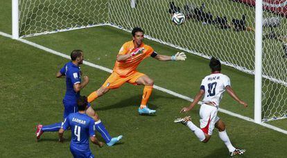 Bryan Ruiz marca o gol da Costa Rica.