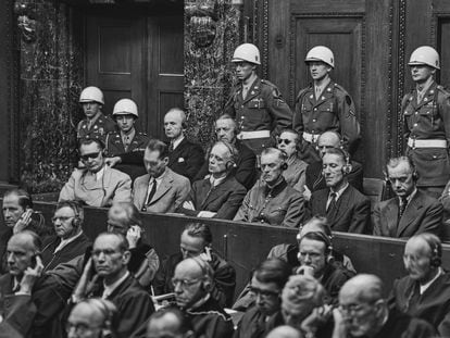 Os julgamentos de Nuremberg na sessão de 30 de setembro de 1946. A partir da esquerda, Hermann Göring (com óculos pretos), Rudolf Hess, Joachim von Ribbentrop, Wilhelm Keitel, Ernst Kaltelbruner e Alfred Rosenberg