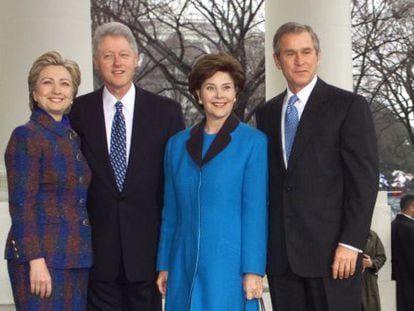 Hillary e Bill Clinton com Laura e George W. Bush, em 2001.