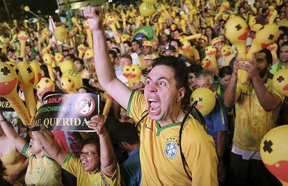Manifestantes protestam com camisas da seleção brasileira.