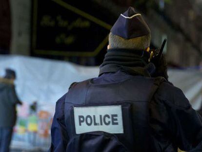 Policial diante da casa de shows Bataclan, em Paris, nesta quarta-feira.