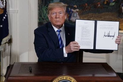 Donald Trump mostra o decreto assinado por ele em que os EUA abandonam o pacto com o Irã, nesta terça-feira.