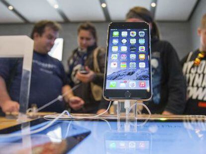 Clientes esperam para comprar o iPhone6 em Berlim.