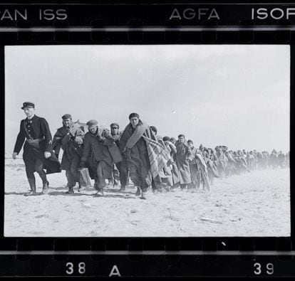 Refugiados andando na praia. Campo de internação francês para exilados republicanos, Le Barcarès, França. Março de 1939.