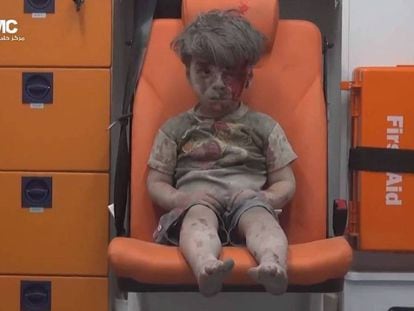 O pequeno Omran, de cinco anos, sobreviveu a um bombardeio na cidade s&iacute;ria de Alepo em agosto do ano passado.