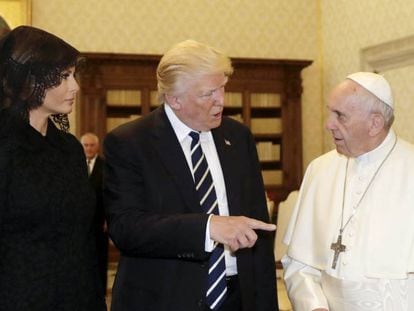 O presidente de EUA, Donald Trump, e sua mulher, Melania, reúnem-se com o papa Francisco.