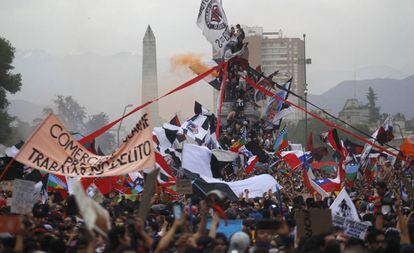Manifestantes num monumento na última sexta-feira, em Santiago.