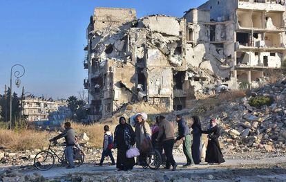 Moradores de Aleppo oriental, nesta terça-feira.