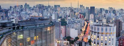 O perfil urbano de São Paulo, com o edifício Copan, de Oscar Niemeyer, em primeiro plano.