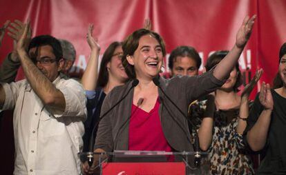 Ada Colau discursa após conhecer o resultado das eleições municipais deste domingo, em Barcelona.