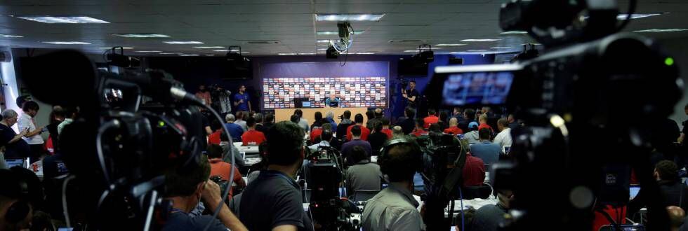 Andrés Iniesta, em uma sala de imprensa lotada.