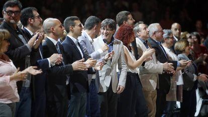 O presidente da Generalitat, Carles Puigdemont (centro), participa do encontro de Coros Infantis da Catalunha no Palau Sant Jordi, de Barcelona.