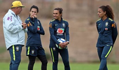 Vadão, técnico da seleção feminina, conversa com jogadoras brasileiras.