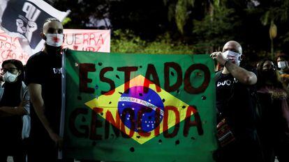 Protestantes mostram cartaz após chacina no Jacarezinho, no dia 8 de maio.