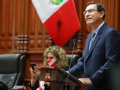 O presidente do Peru, Martín Vizcarra, durante sessão do Congresso nesta segunda-feira.