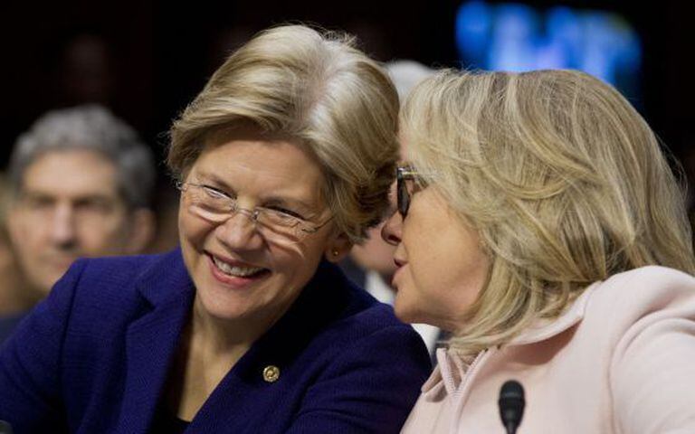 A senadora Elizabeth Warren (esq.) com Hillary Clinton.