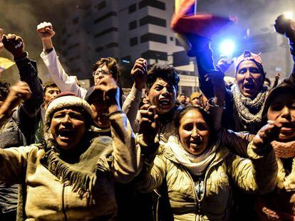 Ativistas indígenas comemoram em Quito a retirada das medidas econômicas do Governo equatoriano, nas primeiras horas desta segunda-feira.