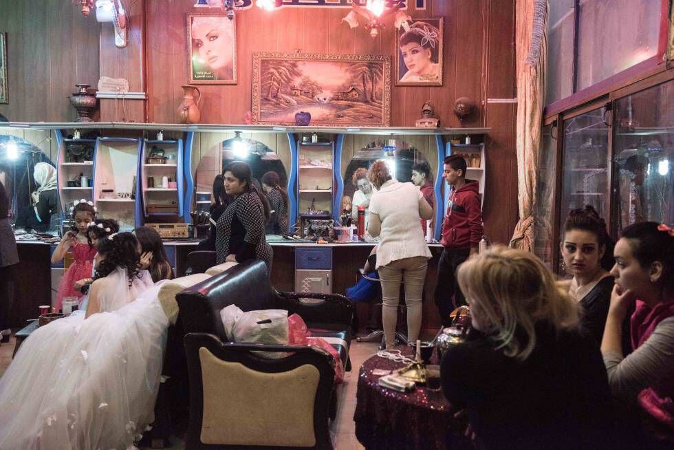 Várias noivas se preparam para o casamento no salão de beleza de Alestora, na cidade de Homs.