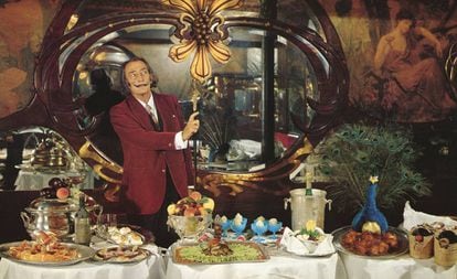 Salvador Dali, em uma das fotografias de seu livro de receitas.