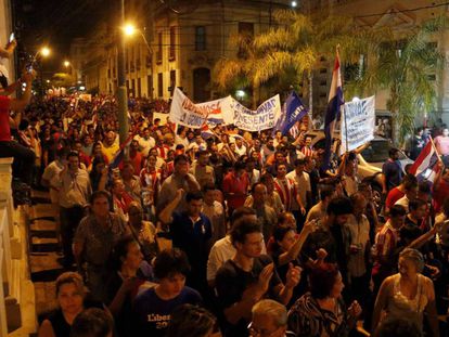 Manifestantes protestam contra o presidente e o Congresso do Paraguai.
