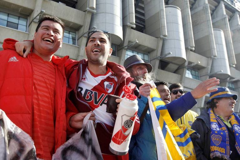 Torcedores do River e do Boca diante do estádio Santiago Bernabéu, em Madri, às vésperas da final da Libertadores.