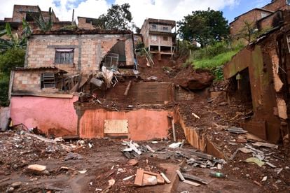 Casa destruída após o soterramento de terras na Vila Bernardete, em Belo Horizonte.